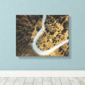 森林間の道路の空中眺め キャンバスプリント (インサイチュ (ウッドフロア))