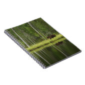 森林 Bear at Taiga Forest Northern Finland ノートブック (右側)