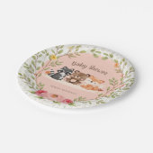 森（き）の動物たちが森（き）の生き物たちに赤ん坊を浴びる少女 ペーパープレート (アングル)