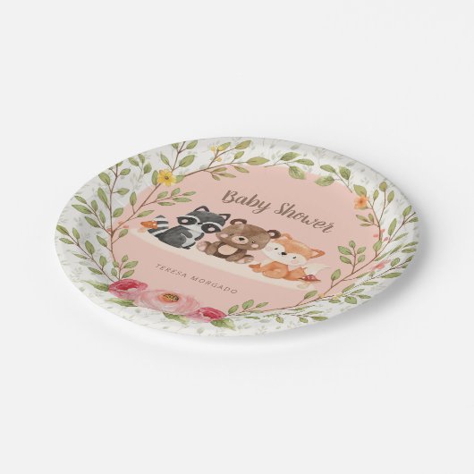 森（き）の動物たちが森（き）の生き物たちに赤ん坊を浴びる少女 ペーパープレート (アングル)