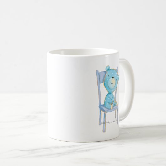 椅子で微笑している青いさらさくま コーヒーマグカップ (正面右)