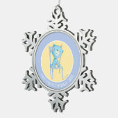 椅子で微笑している青いさらさくま スノーフレークピューターオーナメント (右)