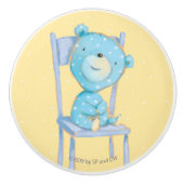 椅子で微笑している青いさらさくま セラミックノブ (正面)