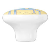 椅子で微笑している青いさらさくま セラミックノブ (側面)