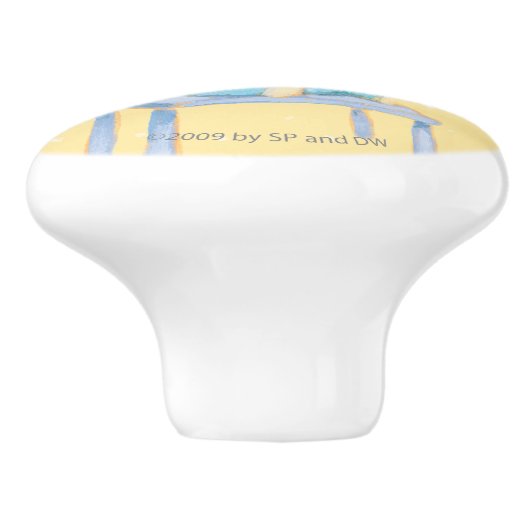 椅子で微笑している青いさらさくま セラミックノブ (側面)