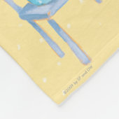 椅子で微笑している青いさらさくま フリースブランケット (角)