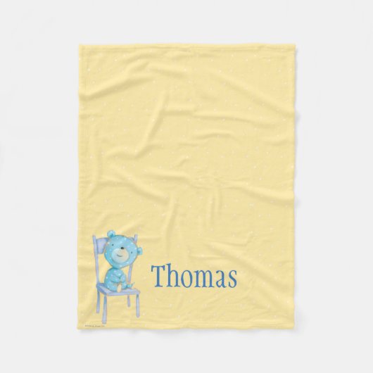 椅子で微笑している青いさらさくま フリースブランケット (正面)