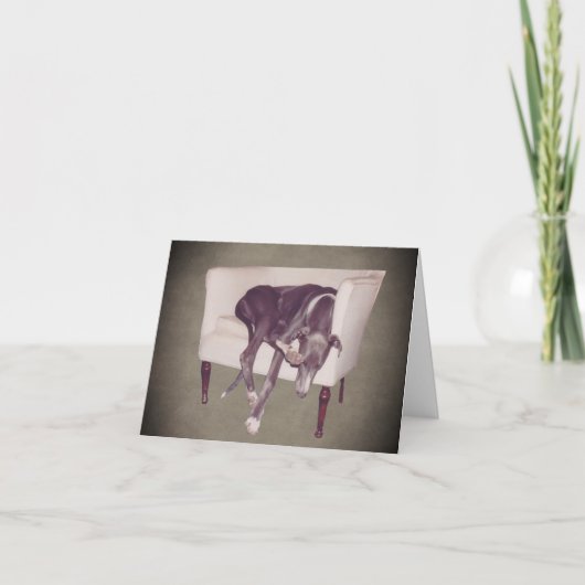 椅子で眠るグレイハウンドカスタマイズ可能なノートカード カード (正面)