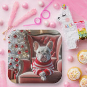 椅子にフランスの座ったクリスマスのブルドッグ ペーパープレート (パーティー)