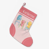 椅子に付いた黄色、ピンク、青の熊 スモールクリスマスストッキング (正面 (吊り時))