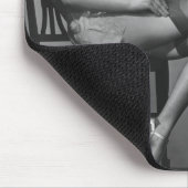 椅子に坐っている女性 マウスパッド (コーナー)