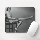 椅子に坐っている女性 マウスパッド (マウス)