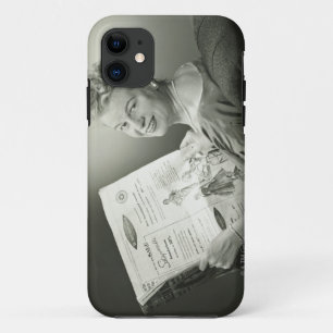 椅子に坐っている女性 iPhone 11 ケース