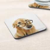 椅子に坐る犬の身に着けているタイおよびガラス コースター (左側)