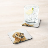 椅子に坐る犬の身に着けているタイおよびガラス コースター (右側)