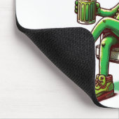 椅子に座った大きなディルのピクルス マウスパッド (コーナー)