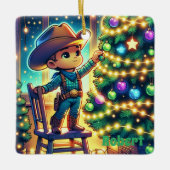 椅子に座った小さなカウボーイ飾のクリスマスツリー セラミックオーナメント (正面)