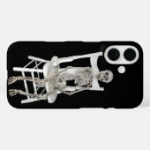 椅子に座っているスケルトン Case-Mate iPhoneケース (裏面 (横))