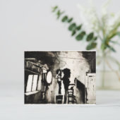 椅子に座っている女性 ポストカード (スタンド正面)