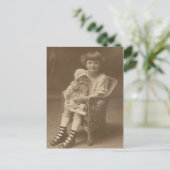 椅子に座って人形のポストカードを持つ子供 ポストカード (スタンド正面)