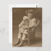 椅子に座って人形のポストカードを持つ子供 ポストカード (正面/裏面)