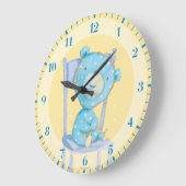 椅子に微笑む青いカリコベア ラージ壁時計 (傾斜)