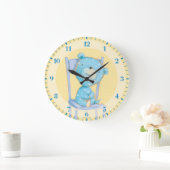 椅子に微笑む青いカリコベア ラージ壁時計 (ホーム)