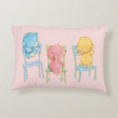 椅子に黄色、ピンク、青のクマ アクセントクッション (裏面)