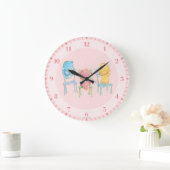 椅子に黄色、ピンク、青のクマ ラージ壁時計 (ホーム)