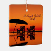 椅子のオーナメントが付いているSunsettingのパーソナライズなビーチ セラミックオーナメント (右)