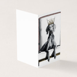 椅子の上に座って王冠を着ているWeimaraner