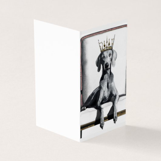 椅子の上に座って王冠を着ているWeimaraner (外部)