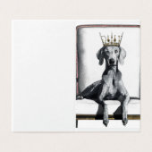 椅子の上に座って王冠を着ているWeimaraner (外部フラット)