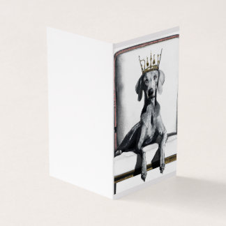 椅子の上に座って王冠を着ているWeimaraner