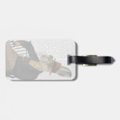 椅子の上のホレイショヘア ラゲッジタグ (裏面横)