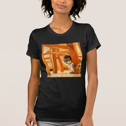 椅子の下の子猫 Tシャツ (正面)