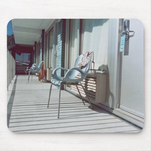 椅子の外側のビーチのホテルの部屋 マウスパッド (正面)