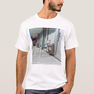 椅子の外側のビーチのホテルの部屋 Tシャツ