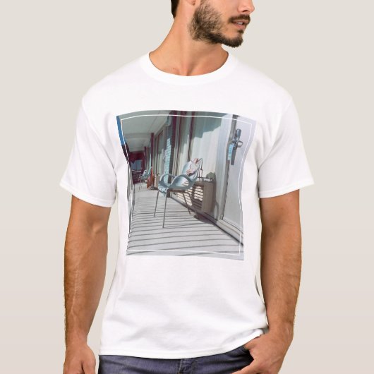 椅子の外側のビーチのホテルの部屋 Tシャツ (正面)