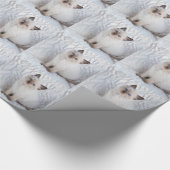 椅子の毛皮に坐っている1匹の若いragdoll猫 ラッピングペーパー (角)