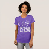 椅子を持つ顔の高い5人 Tシャツ (正面フル)