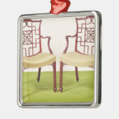 椅子を食事するChippendaleのマホガニー メタルオーナメント (左)