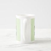 椅子、ティール（緑がかった色）の緑茶のコップの本の女の子 ボーンチャイナマグカップ (裏面)