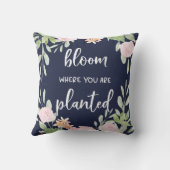 植えられた|の花柄のタイポグラフィであるところ開花 クッション (裏面)