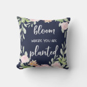 植えられた|の花柄のタイポグラフィであるところ開花 クッション (正面)