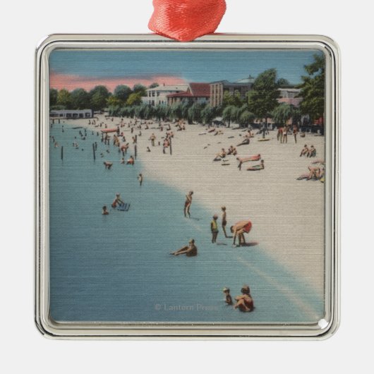 植民地ビーチ、VA -日光浴をする及び水泳場面 メタルオーナメント (正面)