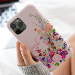 植物かわいらしフローラ野生の花シックなモノグラム Case-Mate iPhone 14 PRO MAXケース<br><div class="desc">植物性かわいらしフローラ野生の花のシックなモノグラムとピンク、ブルー、紫と緑の花の花束。</div>