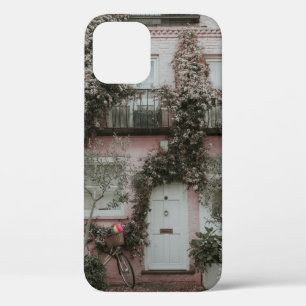 植物で覆わ絵を描れたピンクと白の家A iPhone 12ケース
