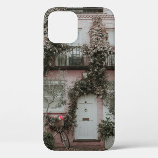 植物で覆わ絵を描れたピンクと白の家A iPhone 12ケース