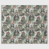植物に囲まれた帽子をかぶったアライグマのクリスマス ラッピングペーパー (フラット)
